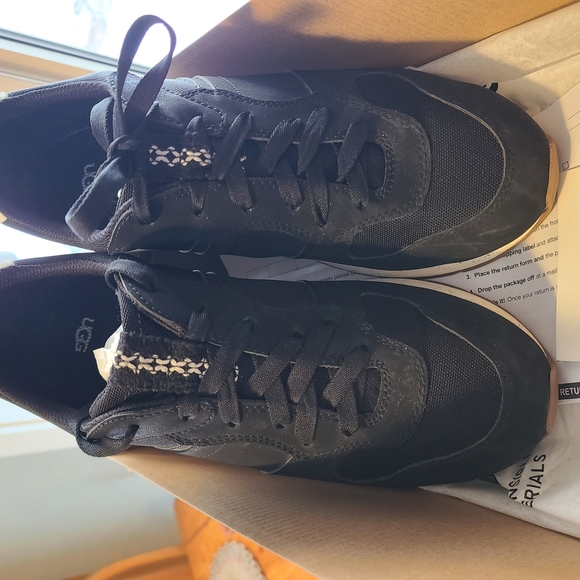 UGG Black ReTrainer Go Anywhere Sneakers 9.5 Excellent Condition & Comfortable - Picture 13 of 16